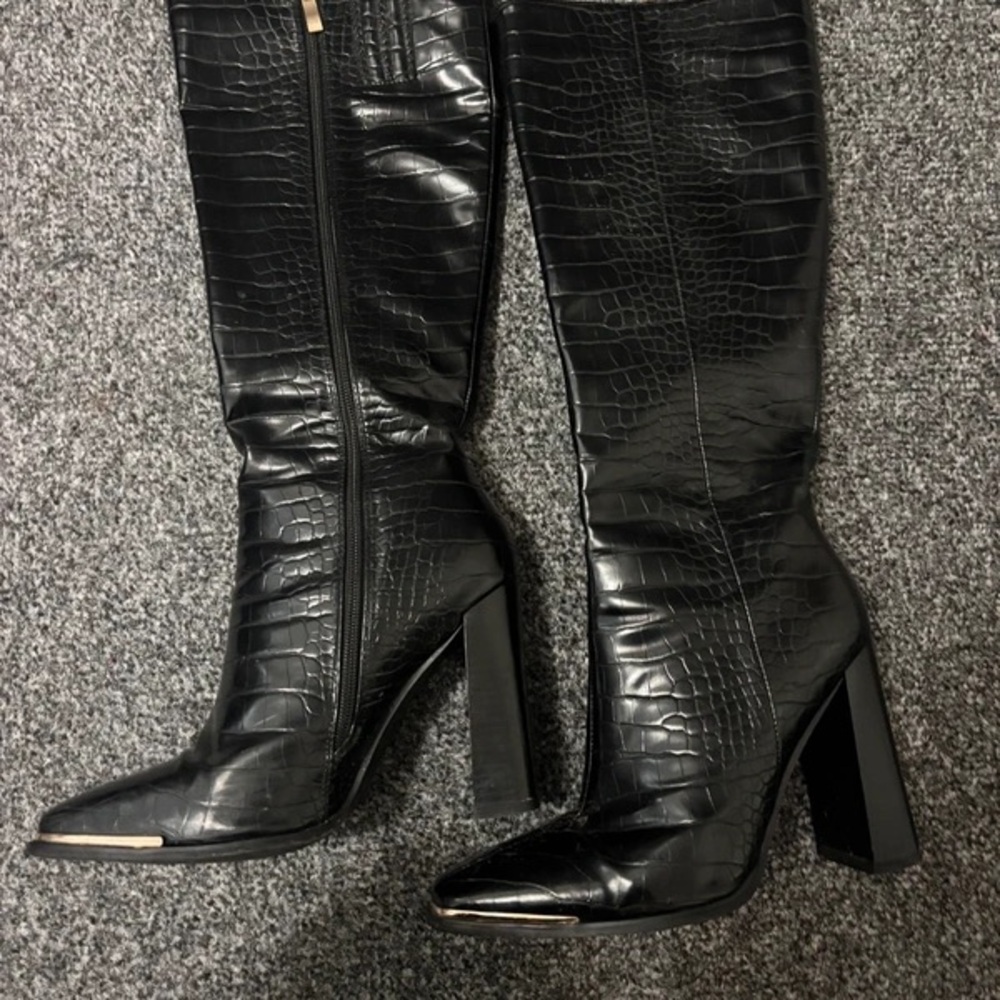 Elegant Black Croc-Embossed Heeled Boots